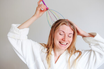 Girl use Manual Head Massager of Steel wire