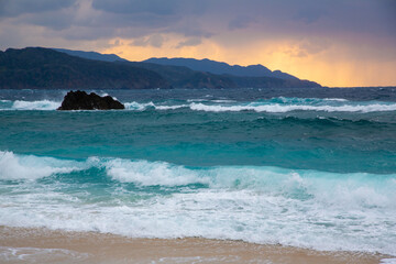 奄美, 春(3月)に“寒の戻り”の冬の海,