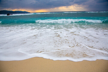 奄美, 春(3月)に“寒の戻り”の冬の海,