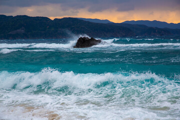 奄美, 春(3月)に“寒の戻り”の冬の海,