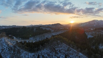 空撮　山と夕焼け　日没　美しい空のグラデーション