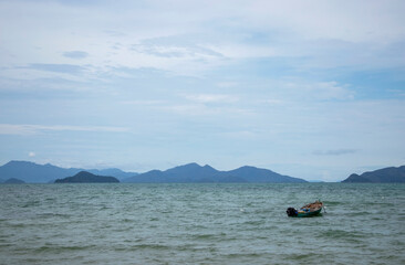 Obraz premium boat in the sea near the mountains