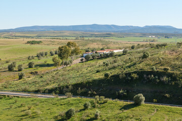 Fototapeta na wymiar Blick von der Stadtmauer von Galisteo, Extremaduara im Alagón Tal auf das schöne Umland der Stadt gesehen auf dem Pilgerweg Via de la Plata.