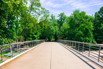 Brücke führt über einen Fluss in einen Park
