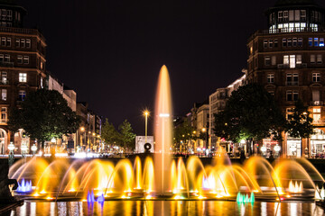 Beleuchteter Brunnen in einem Park