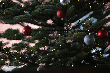 detailaufnahme von einem Weihnachtsbaum mit dekoration