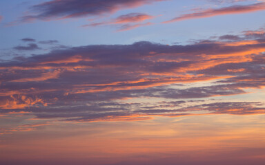 Bunt leuchtende Wolken bei Sonnenuntergang