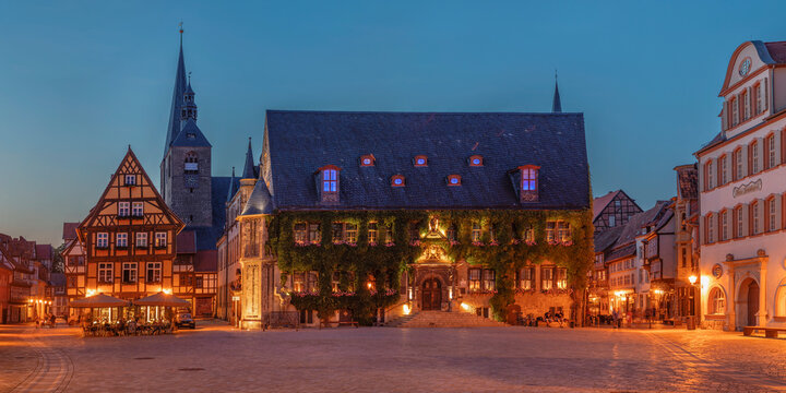Market Place with St. Benedikti Church and Town Hall in the evening, Quedlinburg, Harz, Saxony-Anhalt, Germany
