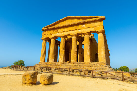 Temple of Concordia, Valle dei Templi (Valley of Temples), UNESCO World Heritage Site, Hellenic architecture, Agrigento, Sicily, Italy