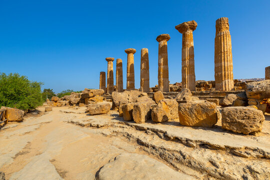 Temple of Heracles, Valle dei Templi (Valley of Temples), UNESCO World Heritage Site, Hellenic architecture, Agrigento, Sicily, Italy
