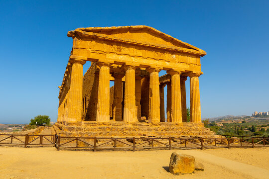 Temple of Concordia, Valle dei Templi (Valley of Temples), UNESCO World Heritage Site, Hellenic architecture, Agrigento, Sicily, Italy