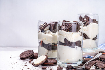 Cream and cookie oreo layered dessert