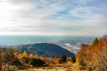 Eine weite Aussicht auf eine Stadt
