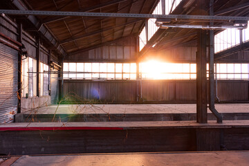 Sonnenuntergang in einer alten Lagerhalle
