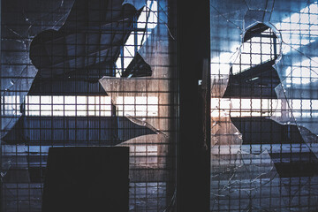 Gebrochenes Fenster in einer alten Lagerhalle