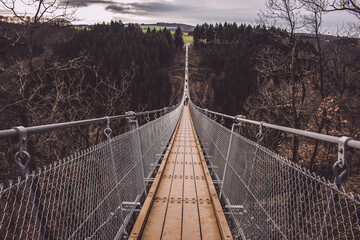 Hängeseilbrücke in einem Tal