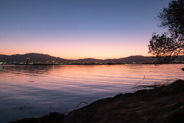 Fototapeta na wymiar 春の琵琶湖の夕暮れ　紫とオレンジに染まる空　滋賀県草津市