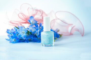 青い花　デルフィニウムの花束とコスメ（水色のマニキュア/ブルーバック）