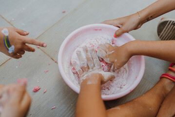 Crianças fazendo massinha com farinha - obrazy, fototapety, plakaty