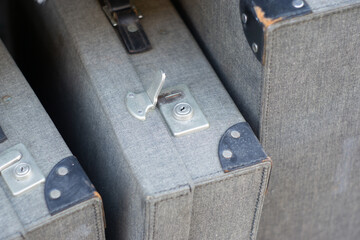 Vieilles valises avec gros plan sur la serrure, valise,valises,vieilles,vintage,design,carton,tissu,serrure,lot,détail.plein cadre,extérieur,groupe,ancienne,ancien,vieille,vieux,