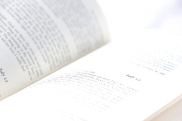 Fototapeta premium ページが開かれた英語の本で、読書をするイメージ 