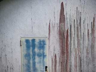 Feuchte und verschmutzte Wand