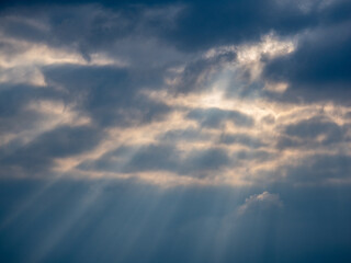 Lichtstrahlen dringen durch den Wolkenhimmel