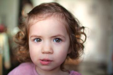 Retrato ni&ntilde;a infantil con cara divertida