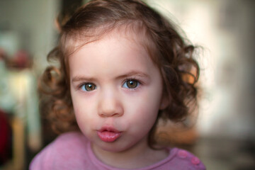 Retrato de ni&ntilde;a infantil haciendo muecas