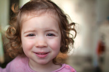 retrato primer plano ni&ntilde;a rubia pelo corto