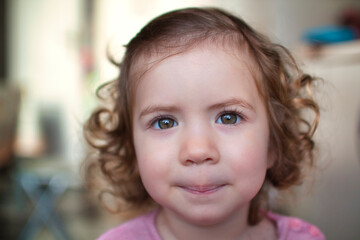 retrato ni&ntilde;a con pelo rizado rubia