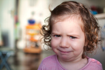 Retrato ni&ntilde;a rubia sonriendo