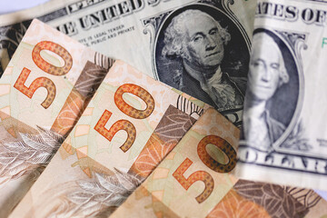 Real Brasileiro - Dinheiro do Brasil. Notas do Real Brasileiro e Dólar dos Estados Unidos....