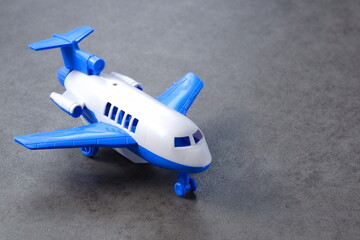 離陸を待つ飛行機の模型で、旅行のイメージ
