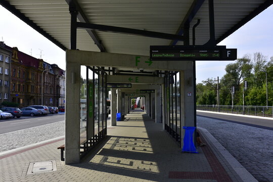 Lokalny dworzec autobusowy i kolejowy po gruntownej modernizacji, Cieszyn, Śląsk, Polska, Europa