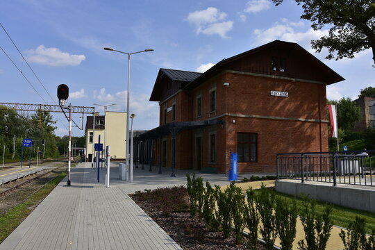 Lokalny dworzec autobusowy i kolejowy po gruntownej modernizacji, Cieszyn, Śląsk, Polska, Europa
