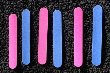 Bunte Einmalfeilen auf einem Frotteehandtuch für hygienische Maniküre und Pediküre