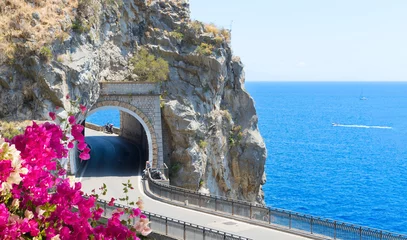 Photo sur Plexiglas Plage de Positano, côte amalfitaine, Italie famous picturesque road of Amalfi coast with flowers, Italy