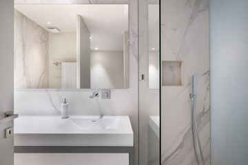 Fototapeta na wymiar casa de banho, obra nova, com lavatório chuveiro e espelho, minimalista, branca.
