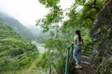 Naklejka premium Woman hike in the forest mountain