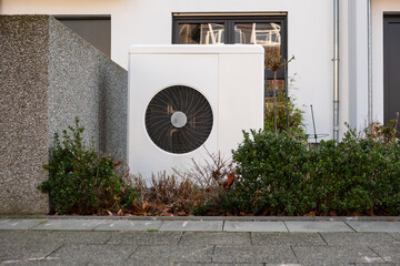 Wärmepumpe im Vorgarten eines  Reihenhaus in Düsseldorf, NRW, Deutschland..