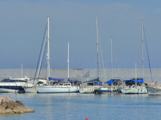 Voiliers dans un port