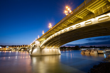 Fototapeta na wymiar Margaret bridge at night