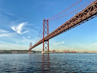 Fototapeta na wymiar golden gate bridge in lisbon