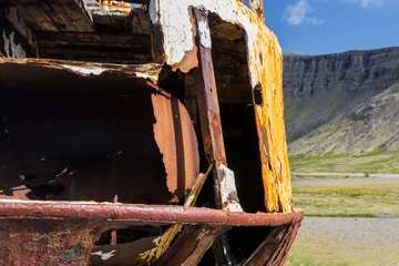 Rolgordijnen the famous rotten and rusty Garðar BA 64 ship wreck at the beach of Patreksfjörður, iceland © A.N.Foto