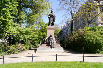 Grünanlage mit Denkmal am Martin-Luther-Ring in Leipzig