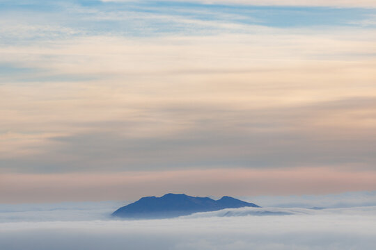 Bonito paisaje minimalista de amanecer con las monta&ntilde;as de Simat de la Valldigna desde el Alt de les pedreres de Alcoy, Espa&ntilde;a