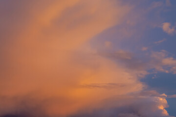 Nuages dans un ciel de feu au coucher de soleil