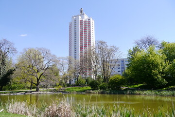 Park am Schwanenteich in Leipzig mit Hochhaus