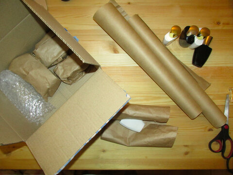 Packing table: Shipping materials